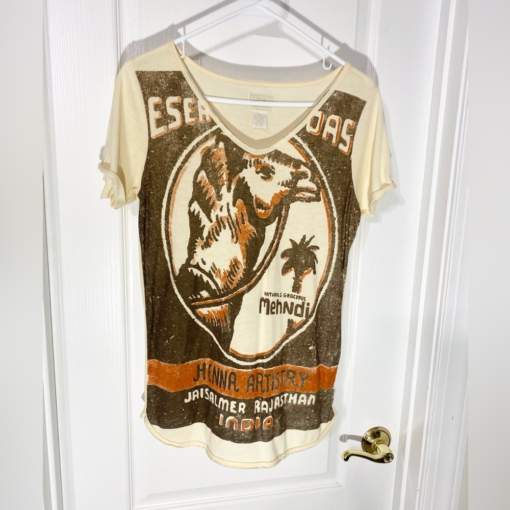 NEW Y2K Lucky Brand Camel ‘Henna Artistry’ Graphic Rolled Sleeve V-Neck Tee Sz M